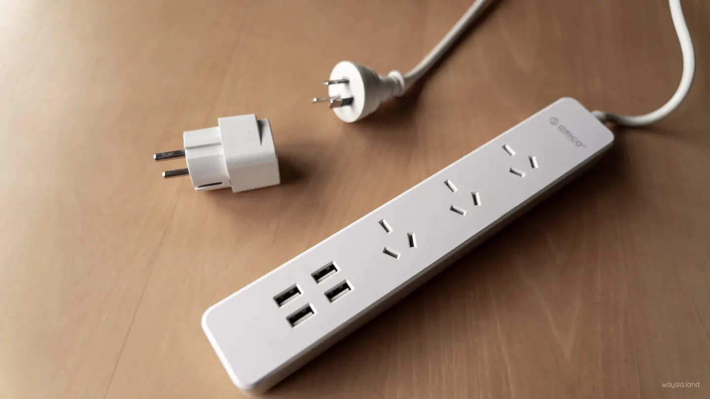 charge-DSC01796 Power strip with 3 sockets and 4 USB ports